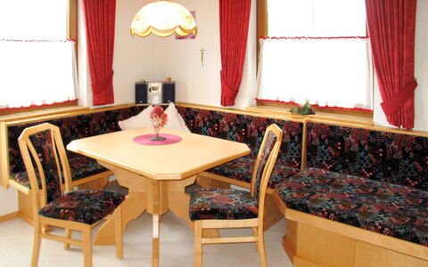 Wildauer: Værelse, Møbel, Ejendom, Bord, Indretning, Etage, Spisestue, Bygning, Gardin, Hus