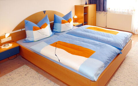 Wildauer: Seng, Møbel, Sengetøj, Sengetøj, Madras, Soveværelse, Værelse, Bed Frame, Orange, Rullemadras