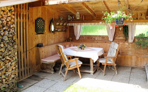 Landhaus Taxacher: Ejendom, Værelse, Bygning, Indretning, Hus, Møbel, Ejendom, Loft, Bord, Backyard