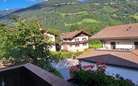 Landhaus Taxacher: Sky, Himmel, Bygning, Ejendom, Bjerg, Vindue, Lys, Natur, Azure, Plante