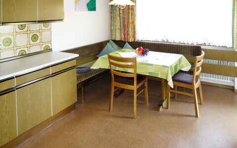 Zell am Ziller 613: Møbel, Cabinetry, Bord, Vindue, Countertop, Bygning, Belysning, Indretning, Stol, Træ