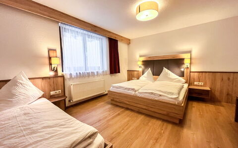 Moosbichl: Træ, Hjem, Hotel, Udvej, Bed Frame, Hårdttræ, Tømmer, Seng, Sengetøj, Soveværelse