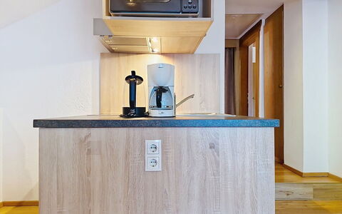 Alpenblick: Træ, Indretning, Gulvbelægning, Etage, Køkken, Møbel, Loft, Værelse, Belysning, Countertop