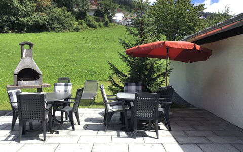 Jagdhaus Biedenegg: Bord, Ejendom, Møbel, Sky, Himmel, Plante, Paraply, Stol, Skygge, Udendørs Bord