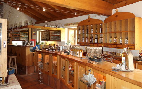 Aster: Møbel, Bygning, Countertop, Barware, Hylde, Træ, Indretning, Cabinetry, Køkken, Ejendom