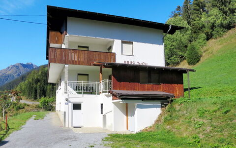 Julia: Ejendom, Hus, Bygning, Arkitektur, Ejendom, Facade, Villa, Hjem, Land Lot, Stuehus