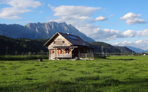 Steiners Blockhütte: Sky, Himmel, Bjerg, Plante, Bygning, Naturlige Landskab, Træ, Land Lot, Highland, Græs