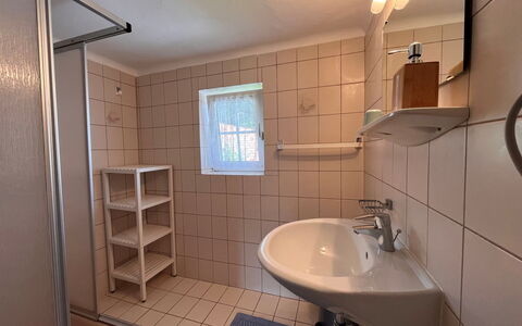Wiegele: Tap, Håndvask, Sanitærarmatur, Ejendom, Møbel, Badeværelsesvask, Badeværelse, Spejl, Belysning, Indretning