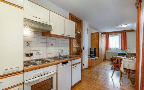 Arriach 605: Indretning, Lejlighed, Værelse, Loft, Cabinetry, Countertop, Skrivebord, Bejdse, Stol, Hårdttræ