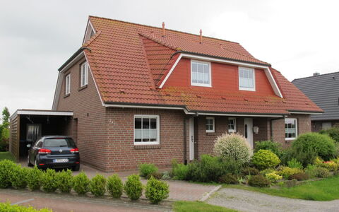 Tjarks: Plante, Bygning, Himmel, Ejendom, Vindue, Køretøj, Hjul, Hus, Bil, Land Lot