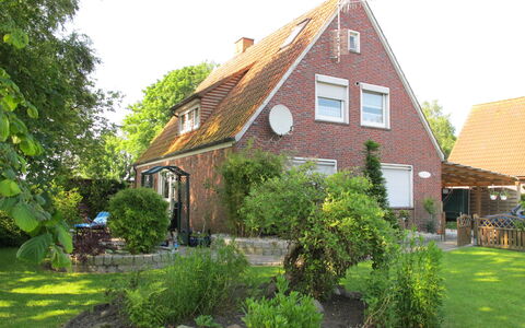 Haus am See: Plante, Himmel, Ejendom, Vindue, Bygning, Træ, Hus, Land Lot, Græs, Sommerhus