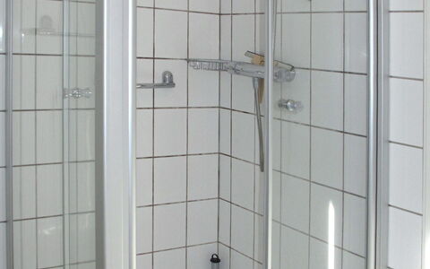 Kleine Möwe: Bruser Dør, Dør, Brusepanel, Værelse, Arkitektur, Glas, Sanitærarmatur, Bruser, Badeværelse, Metal
