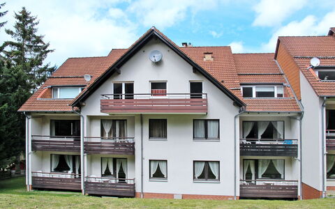 Waldoase: Hus, Ejendom, Hjem, Bygning, Boligområde, Ejendom, Tag, Arkitektur, Estate, Facade
