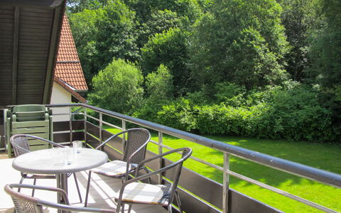 Waldoase: Plante, Bord, Træ, Himmel, Naturlige Landskab, Hegn, Bygning, Skygge, Udendørs Møbler, Biome