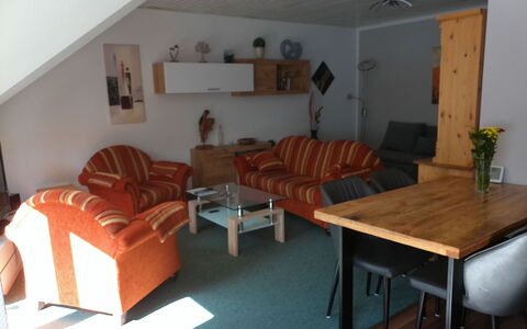 Waldoase: Couch, Ejendom, Bord, Møbel, Træ, Komfort, Bygning, Stue, Indretning, Arkitektur