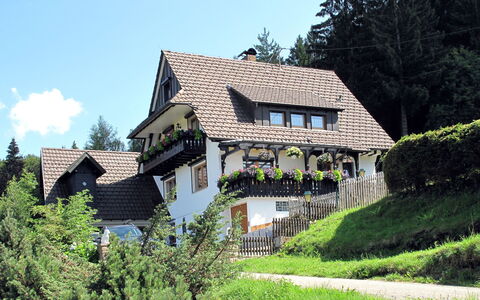 Tillisch: Himmel, Plante, Bygning, Vindue, Sky, Naturlige Landskab, Træ, Vegetationen, Land Lot, Hus