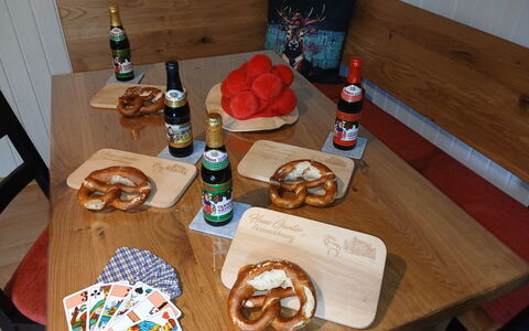 Haus Ganter: Mad, Bordservice, Bord, Ingrediens, Drinkware, Møbel, Fingermad, Serveware, Tallerkner