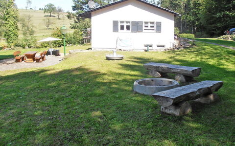 Schuler: Gård, Ejendom, Græs, Lawn, Hus, Backyard, Hjem, Land Lot, Sommerhus, Træ