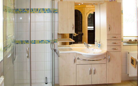 Zum Katzengrund i: Badeværelse, Værelse, Ejendom, Indretning, Flise, Møbel, Badeværelse Tilbehør, Ejendom, Bygning, Cabinetry