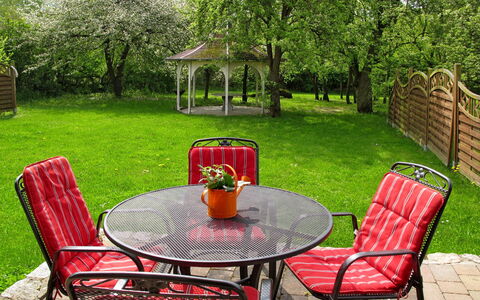 Zum Katzengrund i: Møbel, Rød, Udendørs Bord, Bord, Ejendom, Stol, Gårdhave, Backyard, Gård, Lawn