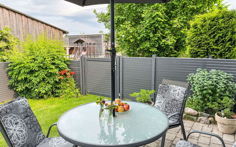 Südwind: Møbel, Udendørs Møbler, Stol, Udendørs Bord, Blomsterkrukke, Have, Gårdhave, Stueplante, Backyard, Gård