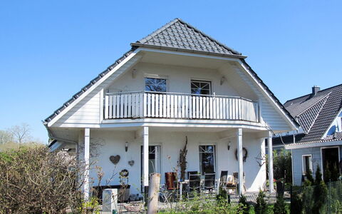 Scholz: Plante, Himmel, Bygning, Vindue, Hus, Land Lot, Boligområde, Græs, Sidespor, Træ