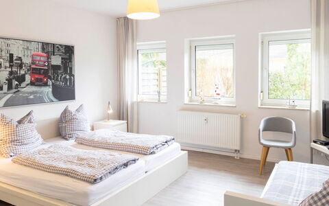 Am Walde: Seng, Møbel, Indretning, Soveværelse, Sengetøj, Væg, Sengetøj, Gulvbelægning, Etage, Træ