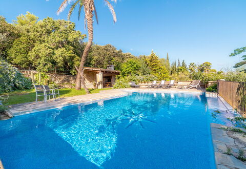 Can Ferre Nou: Vand, Plante, Himmel, Ejendom, Svømmepøl, Azure, Natur, Træ, Bygning, Vegetationen