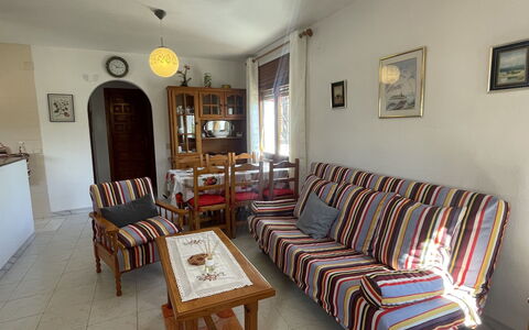 Zaragoza: Billedramme, Møbel, Couch, Bord, Træ, Indretning, Stue, Lampe, Etage, Bygning