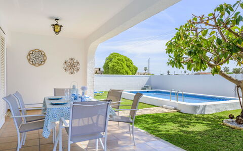 Villa Lolin: Bord, Møbel, Daytime, Plante, Himmel, Stol, Skygge, Stue, Udendørs Møbler, Etage