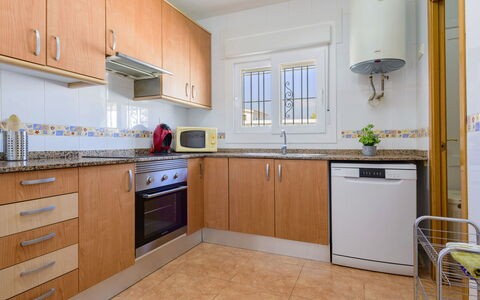 Villa Lolin: Countertop, Cabinetry, Ejendom, Møbel, Køkkenvask, Håndvask, Køkken, Komfur, Køkken Apparat, Træ