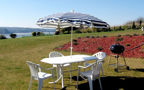 Belle Vue sur Mer: Paraply, Møbel, Bord, Stol, Græs, Fritid, Arkitektur, Skygge, Plantesamfund, Træ