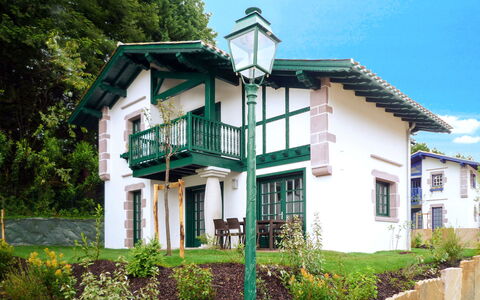 Saint-Jean-De-Luz 609: Plante, Himmel, Ejendom, Bygning, Vindue, Hus, Land Lot, Træ, Arkitektur, Vegetationen