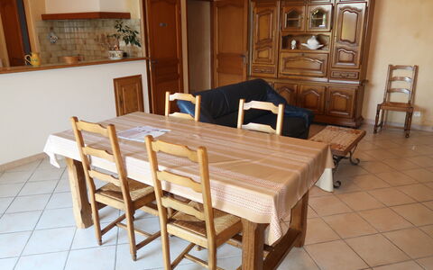 Le Mas: Bord, Møbel, Ejendom, Bygning, Cabinetry, Stol, Træ, Billedramme, Belysning, Indretning
