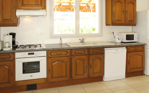 Les Lilas Blancs: Cabinetry, Møbel, Countertop, Køkken, Værelse, Ejendom, Større Bandage, Etage, Indretning, Bygning