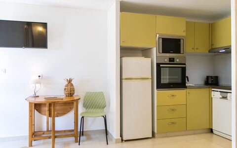 Stella di Mare: Cabinetry, Møbel, Countertop, Komfur, Træ, Gulvbelægning, Indretning, Køkken Apparat, Skuffe, Køkken