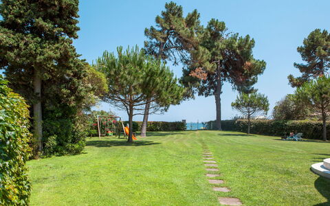 A Suara di Mare: Ejendom, Lawn, Træ, Græs, Naturlige Landskab, Ejendom, Have, Land Lot, Hus, Hjem