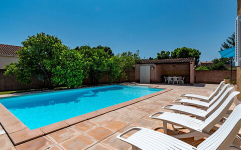 Casella: Vand, Plante, Himmel, Svømmepøl, Azure, Skygge, Udendørs Møbler, Rektangel, Indretning, Træ
