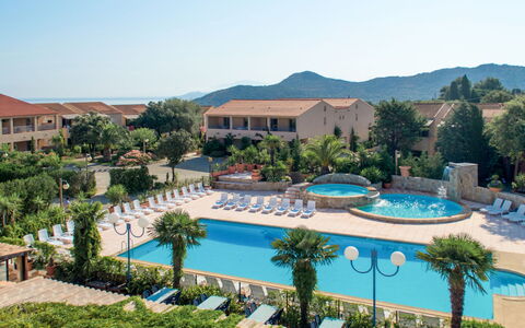 L'Ile Rousse 604: Svømmepøl, Udvej, Ejendom, Bygning, Ejendom, Ferieby, Boligområde, Ferie, Hotel, Eco Hotel