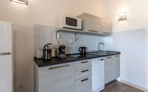 San Antoine: Cabinetry, Countertop, Håndvask, Tap, Ejendom, Køkkenvask, Køkken, Bygning, Træ, Belysning