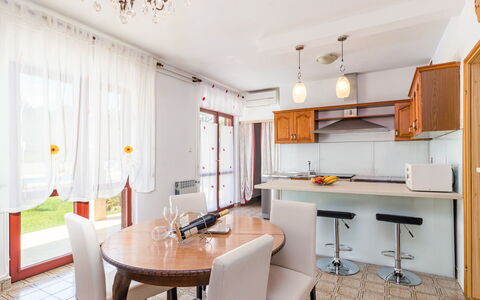 Nevenka: Møbel, Ejendom, Bord, Cabinetry, Stol, Orange, Indretning, Køkken, Belysning, Træ