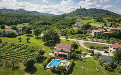 Villa Emanuela: Vand, Himmel, Ejendom, Svømmepøl, Plante, Azure, Træ, Græs, Fritid, Kompositmateriale