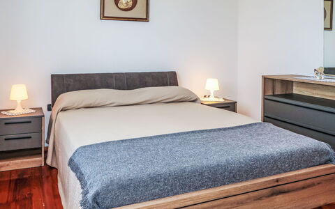 Villa Emanuela: Møbel, Seng, Sengetøj, Indretning, Soveværelse, Sengetøj, Gulvbelægning, Etage, Værelse, Træ
