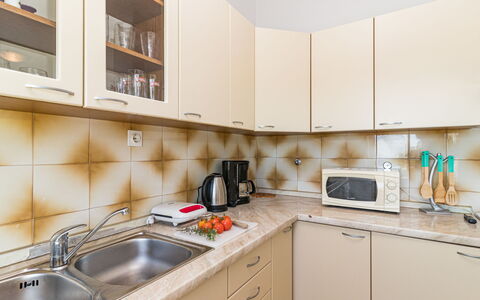 Larisa: Ejendom, Countertop, Værelse, Køkken, Cabinetry, Møbel, Indretning, Bygning, Hus, Ejendom