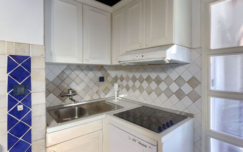 Erika: Cabinetry, Køkkenvask, Countertop, Ejendom, Håndvask, Komfur, Køkken, Tap, Køkken Apparat, Husholdningsapparat