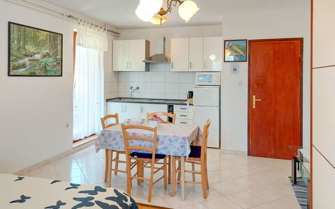 Kuki: Møbel, Ejendom, Bord, Cabinetry, Billedramme, Stol, Træ, Indretning, Belysning, Countertop