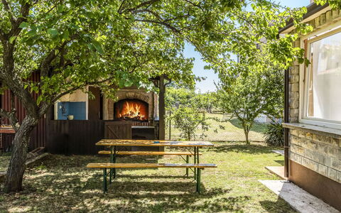 Petar: Plante, Bygning, Træ, Skygge, Afdeling, Træ, Naturlige Landskab, Land Lot, Himmel, Sommerhus