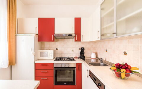 Petar: Countertop, Cabinetry, Ejendom, Håndvask, Komfur, Køkken, Bygning, Blomst, Træ, Indretning