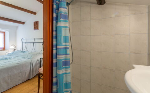 Villa Paula: Ejendom, Bygning, Sanitærarmatur, Badeværelse, Indretning, Arkitektur, Shower Rod, Etage, Cabinetry, Bruser