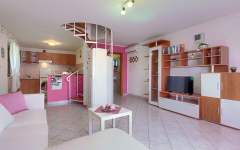 Nikolina: Møbel, Ejendom, Television, Cabinetry, Indretning, Reol, Etage, Stue, Dekoration, Couch